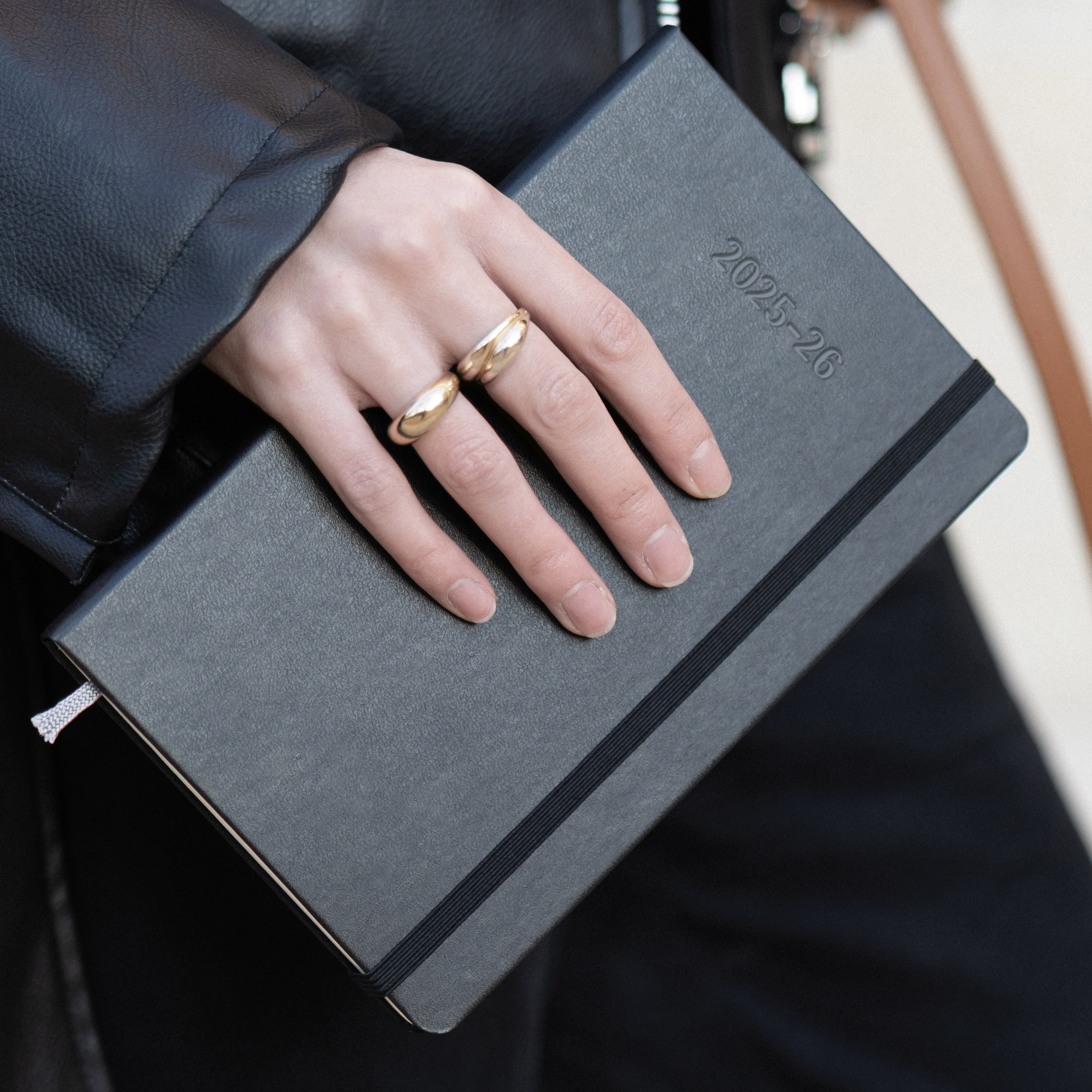 クラシック ダイアリー/プランナー 2025/2026 ラージ 18ヶ月、ダイアリー、ハードカバー、ブラック